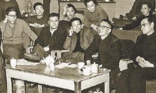 1963年4月2日，老舍（前排右二）觀看《茶館》排練后與演職人員交談