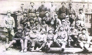 1946年4月，牡丹江軍區(qū)剿匪小分隊(duì)的部分官兵合影，《林海雪原》原型
