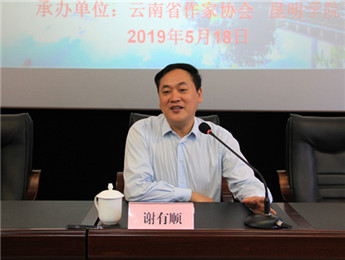 大多數(shù)優(yōu)秀文學(xué)作品都會(huì)給讀者以飽滿與扎實(shí)的閱讀之感，正如謝有順?biāo)f，盡管寫作是進(jìn)入一個(gè)想象的世界，但這個(gè)想象，終歸是從生活根系里長出來的。真實(shí)的寫作，總是起源于作家對自己最熟悉的人、事、物的基本感受……