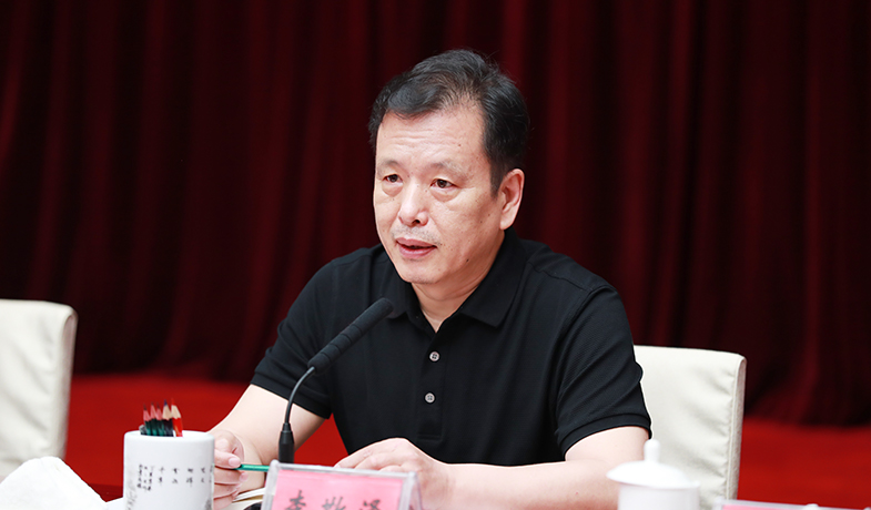 第一次全體會(huì)上，評(píng)委會(huì)副主任李敬澤就《評(píng)獎(jiǎng)條例》和《評(píng)獎(jiǎng)細(xì)則》作講解說(shuō)明