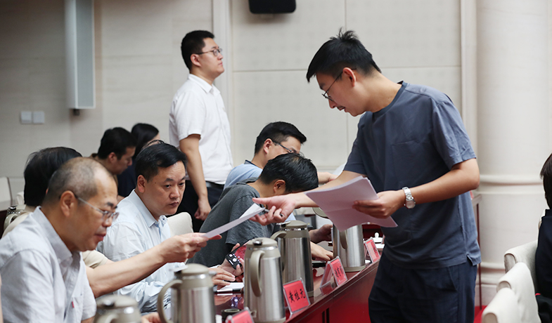 聯(lián)絡(luò)員分發(fā)、清點(diǎn)選票