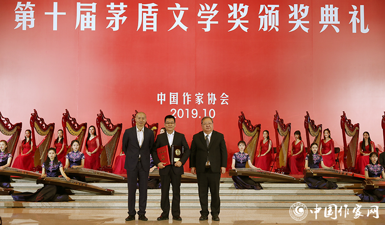 吉狄馬加、畢飛宇為獲獎(jiǎng)作家徐則臣頒獎(jiǎng)