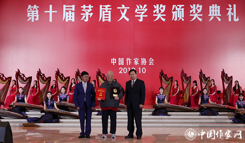 王曉暉、阿來(lái)為獲獎(jiǎng)作品徐懷中頒獎(jiǎng)