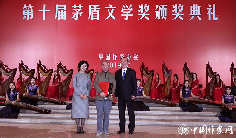 黃坤明、鐵凝為獲獎(jiǎng)作家梁曉聲頒獎(jiǎng)