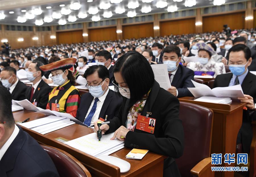 5月22日，第十三屆全國人民代表大會第三次會議在北京人民大會堂開幕。這是代表們在認真聽會。