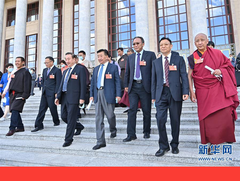 5月27日，全國政協(xié)十三屆三次會議在北京人民大會堂舉行閉幕會。閉幕會后，委員們走出人民大會堂。