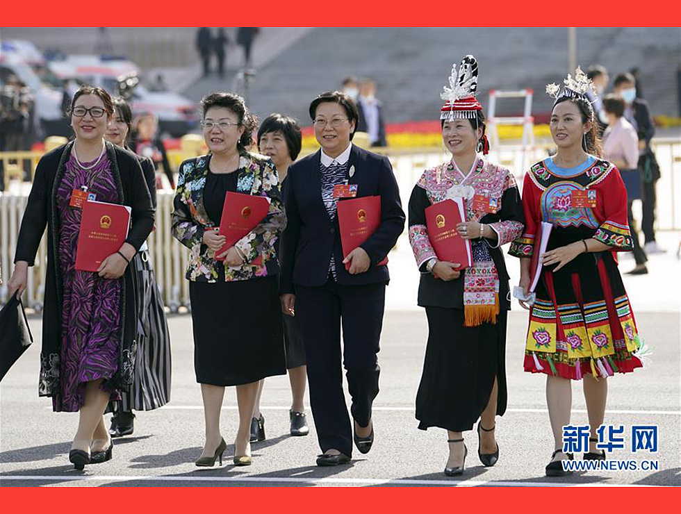 5月28日，十三屆全國人大三次會議在北京人民大會堂舉行閉幕會。閉幕會后，代表走出人民大會堂。