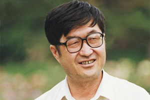 翻譯獎：漢文譯維吾爾文作者：牙生·賽依提（維吾爾族）         獲獎感言　　掌握一門語言就好像打開了一片新天地。上世紀80年代以后，我讀了許多漢族作家的作品，包括譯成漢語的許多國外作家的文學(xué)作品。當(dāng)時我所讀過的這些文學(xué)作品，依然沒有維文版，廣大維吾爾讀者則無法讀到這些文學(xué)作品。我覺得自己有責(zé)任將這些好的作品分享給維吾爾族讀者，讓他們也能一起欣賞和感悟優(yōu)秀的作品……
