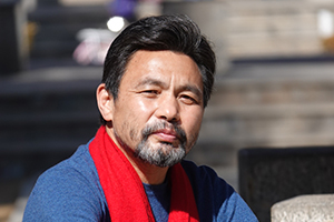 翻譯獎：藏文譯漢文作者：龍仁青（漢族）         獲獎感言　　在我看來，翻譯的意義，就是讓優(yōu)秀的文字抵達更遠的遠方。在我的想象里，母語原創(chuàng)的作品就好似是一匹駿馬，當(dāng)它一路馳騁，越過草原和山嶺，逐漸抵達大海岸邊的時候，它也就抵達了它要抵達的最遠的地方，所以，我們還要借助渡船去抵達更遠的地方……