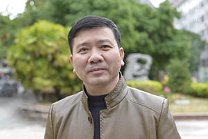 散文獎：《被風(fēng)吹過的村莊》作者：莫景春(毛南族)         獲獎感言　　我們毛南族人口不過10來萬，文化非常脆弱，有些隨著時間的流逝將慢慢消失，如果不及時好好整理記錄，隨著時代的發(fā)展，社會變遷，這些可貴的民族精神記憶或者消磨，或者隱藏，那在不久的將來，真的難以找到了。作為一個作家，我有責(zé)任去挖掘，用文字把它們記錄下來……