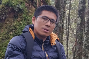 散文獎：《大河》作者：李達偉(白族)         獲獎感言　　《大河》的寫作，是一種重返式的寫作，同時也是一種在場式的寫作，那些在怒江邊教書和生活的過往，在寫作過程中如大河一般流淌不息。無論是《大河》，還是現(xiàn)在寫的《蒼山》，我都想努力重塑一種筋骨，重塑一些在這個時代有些稀缺的精神，我想通過文字重拾那些稀缺的懺悔、善良、愛情、真誠、膽色、平和、謙卑……