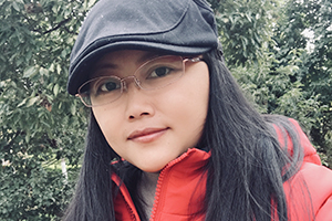 散文獎：《檐上的月亮》作者：阿微木依蘿(彝族)         獲獎感言　　“不知道為何寫作”才是寫作的理由。一切仿佛命定，仿佛在人生的岔道上無意中走上寫作這條路。這才符合我的狀態(tài)。人總歸是盲目的，睜著一雙眼睛也是盲目的，因此需要捫心思索，需要開眼，需要明智。寫作就是重新將自己從嬰兒期長大……