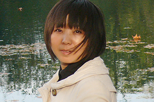 報告文學(xué)獎：《海雀，海雀》作者：王華（仡佬族）         獲獎感言　　海雀被一大片森林摟著，房舍間，還有各家根據(jù)自己的喜歡種的各種果樹、花樹。幾輪的房改工程，已經(jīng)將這里的民房統(tǒng)一了風(fēng)格，道路也全部硬化了，半坡還有一個小廣場，村里有了拿工資的清潔工——海雀很美。以至于，我都不太相信曾經(jīng)的海雀真是資料上介紹的那個樣子——一個“苦甲天下”、不適合人居的地方……