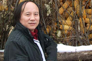 報告文學(xué)獎：《羅布泊新歌》作者：劉國強（滿族）         獲獎感言　　我對“下沉”這個詞匯充滿感情。下沉的力度和深度，決定回彈的高度。下沉進生活里，總會找到一眼旺泉。有人說，只要生活著，隨處都是生活。我不敢茍同，因為此“生活”和彼“生活”是不一樣的。我們生活的時代，趕上百年未有之大變局，原態(tài)生活往往比我們想象的還要刺激、精彩……