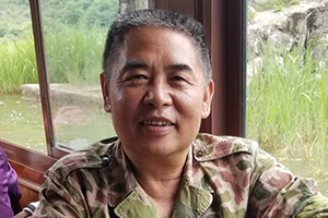 報告文學(xué)獎：《宋文驄——從游擊隊員到殲10之父》作者：段平（回族）         獲獎感言　　有時候，正如古羅馬人韋格修斯所說，如果你想要和平，那就準備戰(zhàn)爭。這是逼不得已的事情。而為了不戰(zhàn)而屈人之兵，除了軍隊的準備，就是我們大國重器的鑄造者，我們的科學(xué)家了。作為一個長期從事軍事題材創(chuàng)作的文學(xué)人，一個老兵，為他們而歌，我責(zé)無旁貸……