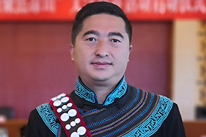 報告文學(xué)獎：《懸崖村》作者：阿克鳩射（彝族）         獲獎感言　　作為“懸崖村”脫貧攻堅奮斗歷程的記錄者，我深切感受到，自打響脫貧攻堅戰(zhàn)以來，黨和政府對彝族地區(qū)脫貧攻堅工作的重視和支持，社會各界對彝族地區(qū)的幫扶，基層黨員干部的實干、苦干、巧干精神，以及彝區(qū)群眾為創(chuàng)造幸福生活而迸發(fā)出的強大內(nèi)生動力……