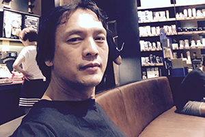 中短篇小說獎：《人間消息》作者：李約熱（壯族）         獲獎感言　　自2003年以“李約熱”為筆名發(fā)表作品以來，已經(jīng)過去17個年頭。17年來，在祖國南疆、美麗神奇的八桂大地上，有很多動人的故事吸引著我。我寫作的靈感，來自我曾經(jīng)生活、工作過的鄉(xiāng)村，生活在那里的人們，他們的生存狀態(tài)、他們的喜怒哀樂、他們的所思所想、他們對美好生活的追求，給我提供了豐富的寫作素材……