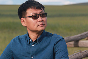 中短篇小說獎：《騎馬周游世界》作者：海勒根那（蒙古族）         獲獎感言　　在我看來，短篇小說就像一條條布滿霧氣的纖細支流，讀者自己會撥開層層云霧，見到它們蜿蜒爬行的樣子。而前方它們即將一泄而入的那條大河，會帶給你忽然的寬廣與源遠流長。所以我愿意用溪水般純凈的語言和九曲回腸的意境，努力涌向?qū)掗煹暮恿?，直到接近夢中的大海。那是文學(xué)的大海，春暖花開的大?！?/></a></dt>
      <dd><a href=