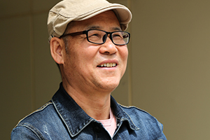 長篇小說獎：《青色蒙古》作者：海倫納（蒙古族）         獲獎感言　　長篇小說《青色蒙古》以科爾沁草原上潮爾沁（演奏馬頭琴說唱的民間藝人）世家三代人為主線，濃縮了清朝初期科爾沁蒙古人近百年的歷史和心靈世界，筆下的人物仿佛帶著那個時代的風(fēng)塵一一躍然紙上，我也自然而然地走進了他們的生活，體驗著他們的情感，體會著生命的價值……