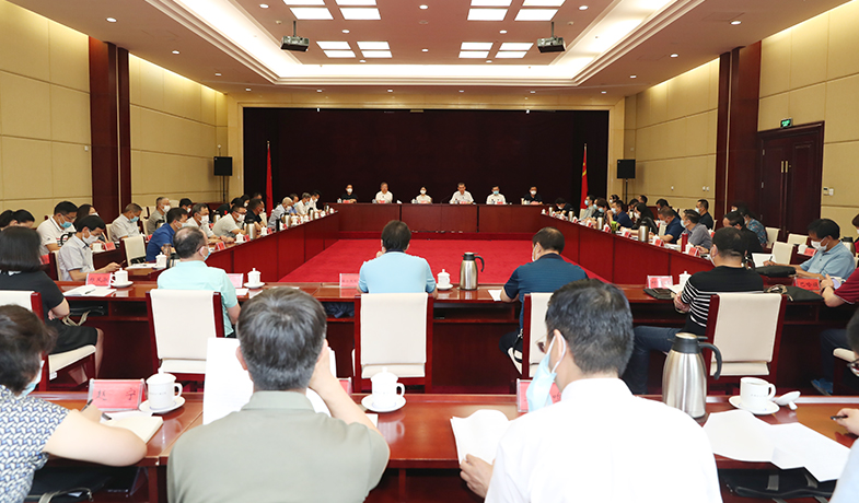 8月12日，第十二屆全國少數(shù)民族文學(xué)創(chuàng)作駿馬獎評獎委員會第一次全體會議在京舉行