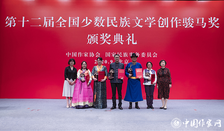 中國作家協(xié)會主席鐵凝、作家葉梅為長篇小說獎獲獎?wù)哳C獎