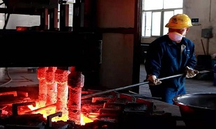 作家汪峰、賀璞走進江西銅業(yè)和安源煤礦采訪