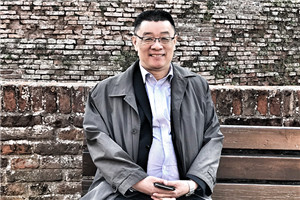 小說：獲獎作品《有鴿子的夏天》作者：劉海棲          獲獎感言　　我見證和經(jīng)歷了整個新時期中國童書和兒童文學(xué)的發(fā)展，經(jīng)過幾代人不懈的努力，一步步走到今天，我由衷地為兒童文學(xué)的繁榮而振奮，為親身參與其中而自豪。這是一個美妙的行程，前輩和同輩作家的光芒在前面引導(dǎo)著我，年輕作家像風(fēng)一樣在后面驅(qū)動著我，編輯的目光又溫暖和呵護著我。