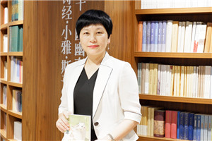 童話：獲獎作品《南村傳奇》作者：湯素蘭         獲獎感言　　這部作品由四個看似獨立，實則緊密相聯(lián)的故事組成。這四個故事分別是“舍身石”“少年與蟒蛇”“狐貍女婿”“丁婆婆”。這些故事是逐漸來到我的腦子里的。一些微小的種子，在多年前無意之間種下，多年以后，變成了靈感的火花。我想這就是寫作的迷人之處，也是寫作的神奇之處。