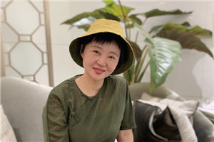 童話：獲獎作品《小翅膀》作者：周曉楓         獲獎感言　　此前我只寫散文，直到創(chuàng)作自己的第一個童話《小翅膀》——我偶然而意外地，從散文寫作者瞬間變成了兒童文學(xué)作家。這個過程，迅速得連我自己都覺得陌生和詫異。更讓我驚喜的是《小翅膀》受到的鼓勵，謝謝那些支持我的讀者們。