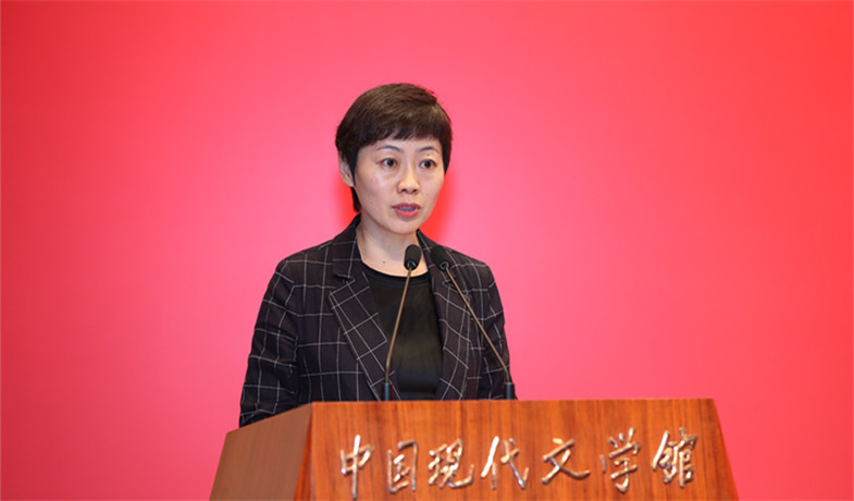 評委崔昕平宣讀獲獎詩歌、幼兒文學(xué)作品授獎辭
