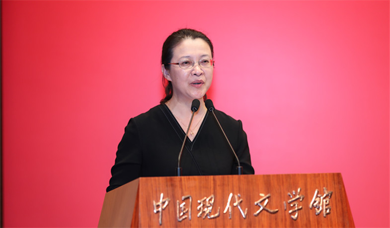 評委李利芳宣讀獲獎散文、科幻文學(xué)、青年作者短篇佳作獎作品授獎辭