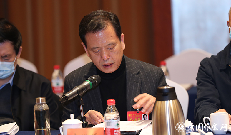 12月12日，中國作家協(xié)會第九屆主席團(tuán)第九次會議在北京舉行。中國作協(xié)副主席李敬澤在會議上宣讀文件
