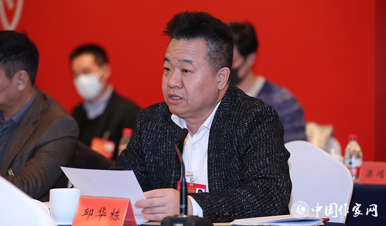 12月12日，中國作家協(xié)會第九屆全國委員會第六次全體會議在京舉行，中國作協(xié)書記處書記邱華棟宣讀會議文件