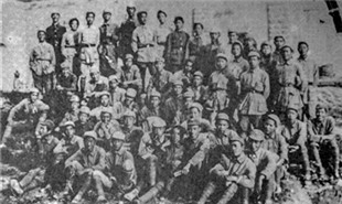 1942年，戰(zhàn)斗劇社全體在延安文化溝合影
