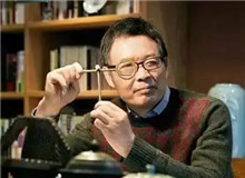 【麥　家】	季　進(jìn)丨《麥家：“講故事的人”》；	陳培浩丨《孤獨(dú)的辯證法和麥家的意義》。