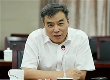 潘凱雄：別開(kāi)生面的紅色敘事　　節(jié)奏上無(wú)論是快抑或是慢，其語(yǔ)言則是一如既往的優(yōu)雅、精準(zhǔn)和凝練……[詳細(xì)]