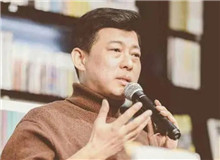 祝勇：透明的密室　　“密室逃生”是歷史懸疑小說(shuō)的經(jīng)典套路，《千里江山圖》卻把它花樣翻新，玩出了新境界。[詳細(xì)]