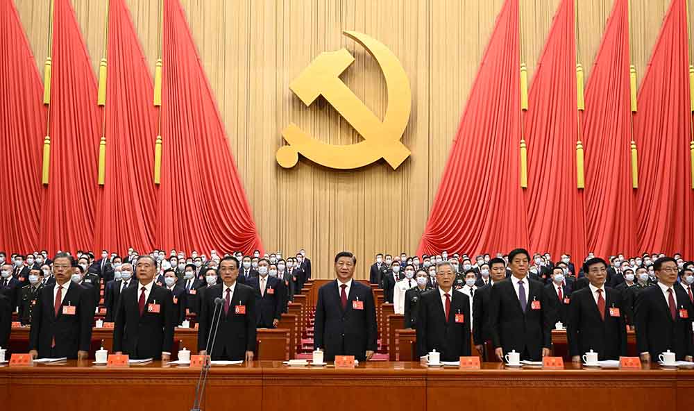 10月16日，中國共產(chǎn)黨第二十次全國代表大會在北京人民大會堂開幕。這是習近平、李克強、栗戰(zhàn)書、汪洋、王滬寧、趙樂際、韓正、胡錦濤在主席臺上。