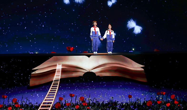 婁藝瀟、劉旖惟、李牧陽表演《大山里的小詩人》