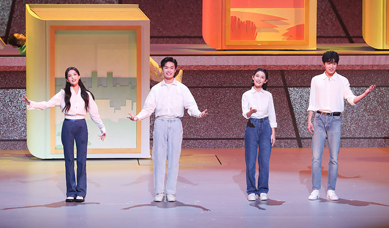 李一桐、張狄、蔣依依、范世錡表演情景歌舞《文學(xué)里的青春》