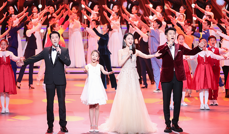 蔡國慶、龔爽、馬佳、田覓蜜演唱歌曲《新征程，我們一起遠(yuǎn)航》