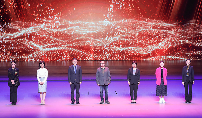 馬天牧、李亞梓、李偉長、李黎、吳越、季亞婭、趙萍代表責(zé)任編輯們上臺(tái)