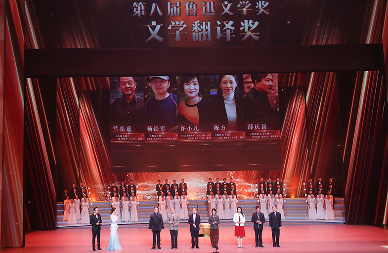 莫言、黃友義為獲獎(jiǎng)作家頒獎(jiǎng)