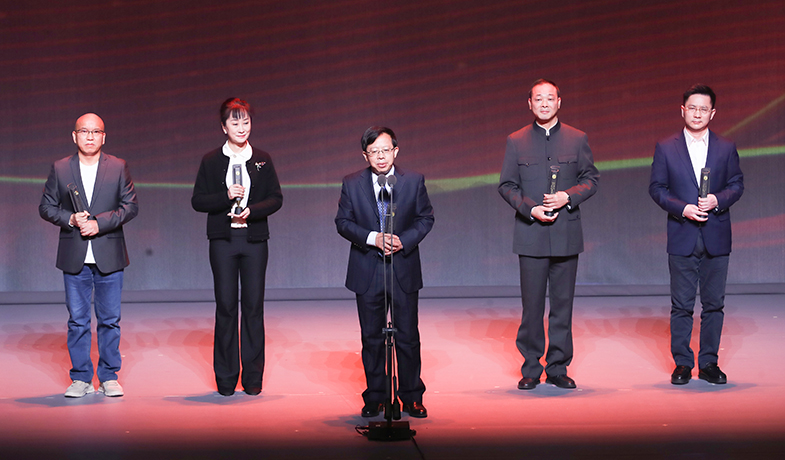 陳倉、李舫、龐余亮、江子、沈念（從左至右）領(lǐng)取散文雜文獎(jiǎng)
