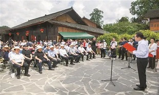 中國作家“深入生活 扎根人民”新時(shí)代文學(xué)實(shí)踐點(diǎn)授牌儀式在花垣縣雙龍鎮(zhèn)十八洞村精準(zhǔn)坪廣場(chǎng)舉行。