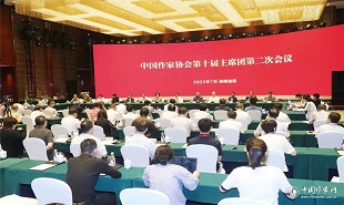 7月31日上午，中國作家協(xié)會(huì)第十屆主席團(tuán)第二次會(huì)議在湖南益陽舉行。鐵凝主持會(huì)議、張宏森作工作報(bào)告。