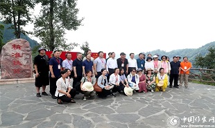 出版社、期刊社負(fù)責(zé)人在十八洞村合影