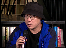 石一楓：“兵行險招”的小說　　笛安以前的小說，“我”經(jīng)常是個女孩，而這部小說雖然寫得很順，但是有其“兵行險招”之處。[詳細(xì)]
