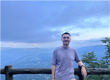 風(fēng)圣大鵬：寫接地氣的小說，方法也要接地氣如果說《山人行》是一個(gè)起點(diǎn)，《臥牛溝》就是一次在現(xiàn)實(shí)題材道路上我對自己的再度審視和突圍……[詳細(xì)]