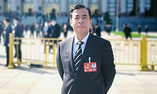 全國政協(xié)委員，中國作協(xié)主席團委員，遼寧省作協(xié)黨組書記、主席滕貞甫